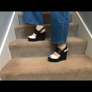 Steve Madden Back and White Retro Platform Sandals